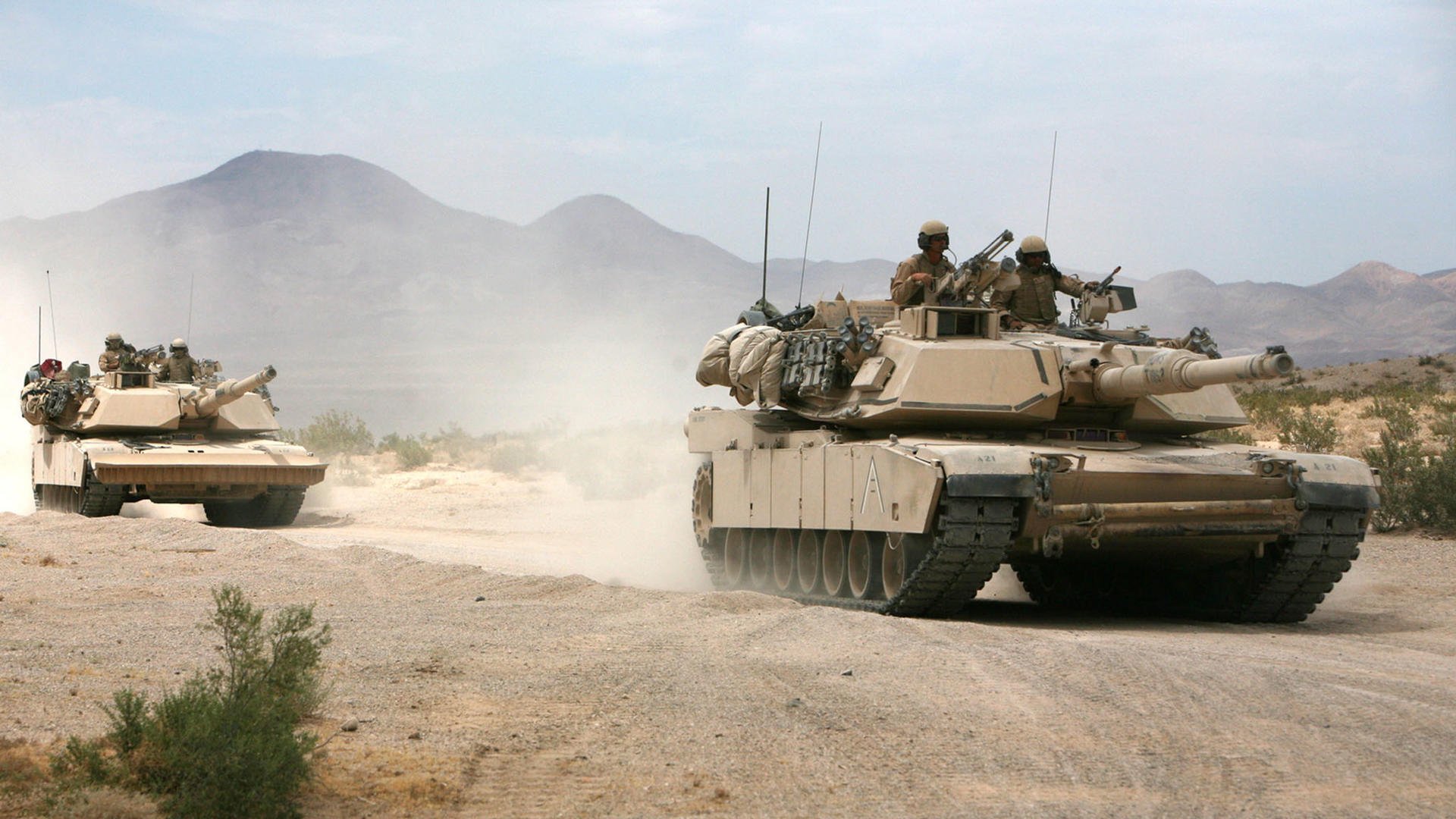 2015年季后赛:库里在对阵灰熊的比赛中,投中8个三分球收官,帮助勇士摘得冠军!