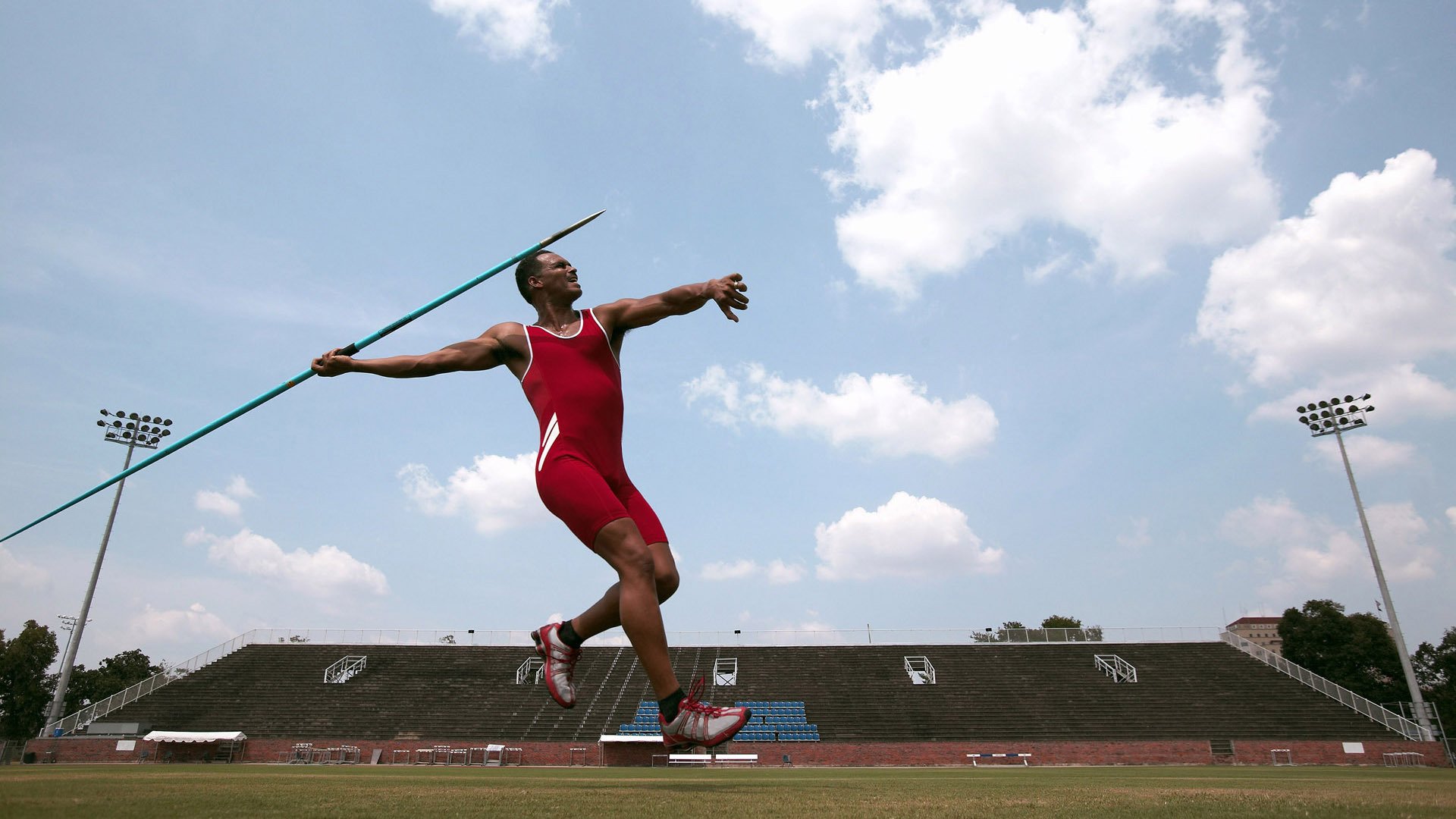 多平台转播提升橄榄球影响力,橄榄球传球的动作视频